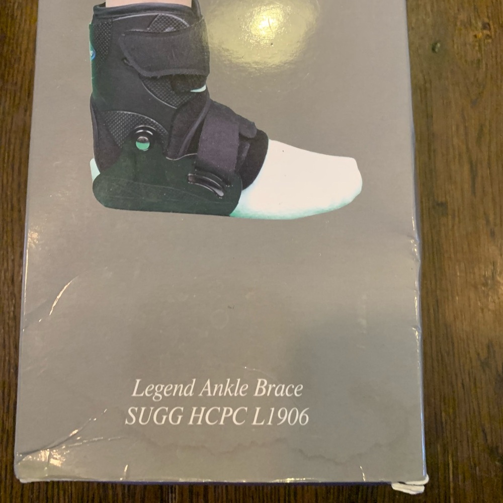 Legend Ankle Brace Black.  Fits either left or right foot.